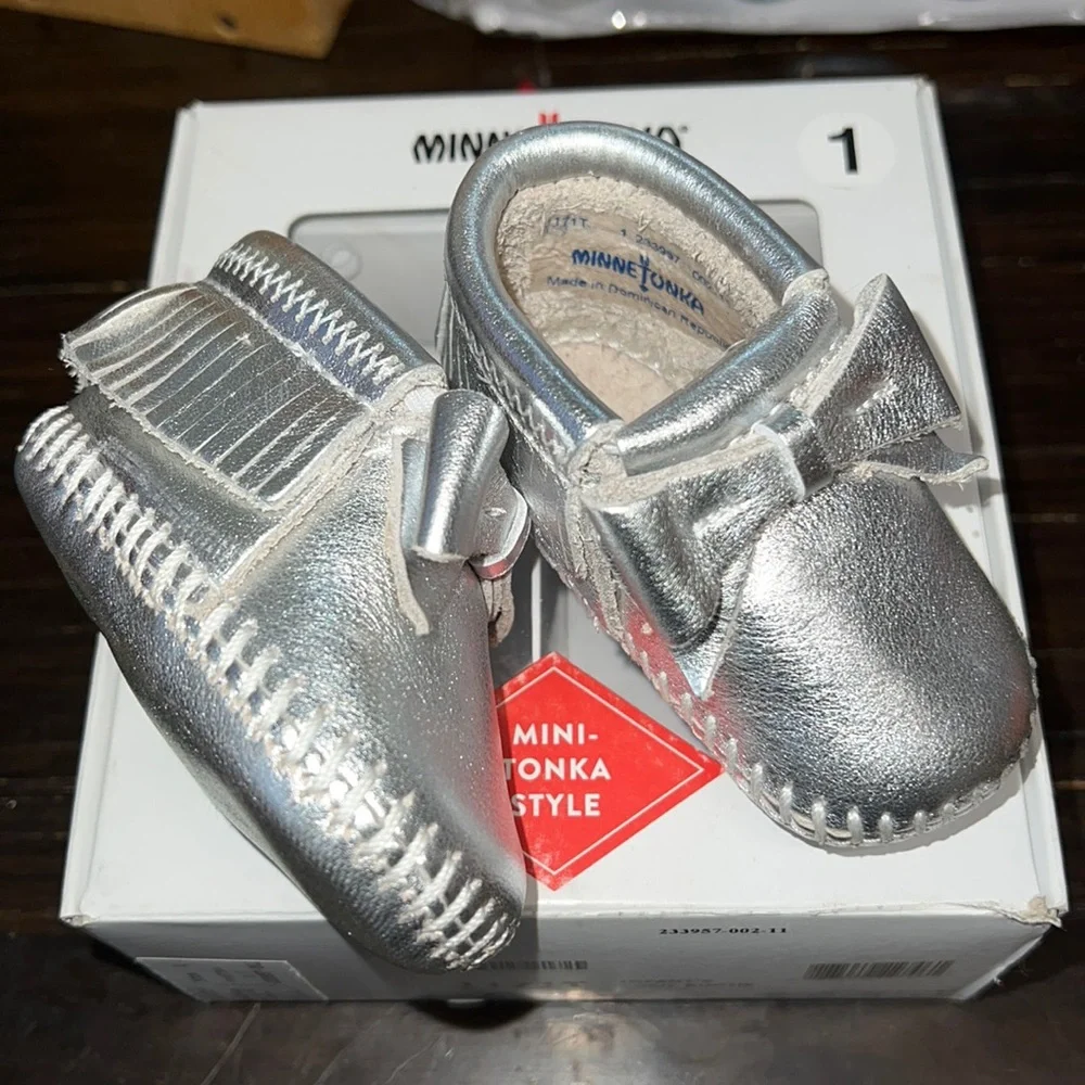 NIB Minnetonka Infant’s Rosie Bootie SILVER